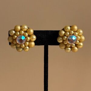 🌻3/$25🌻 Vintage Silver Tone Faux Pearl & AB Crystal Cluster Clip Earrings 1”